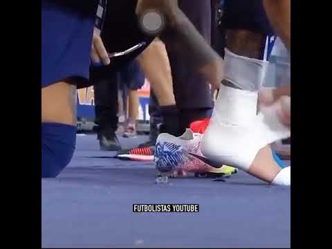 NEYMAR AL ENTRAR AL CAMPO.