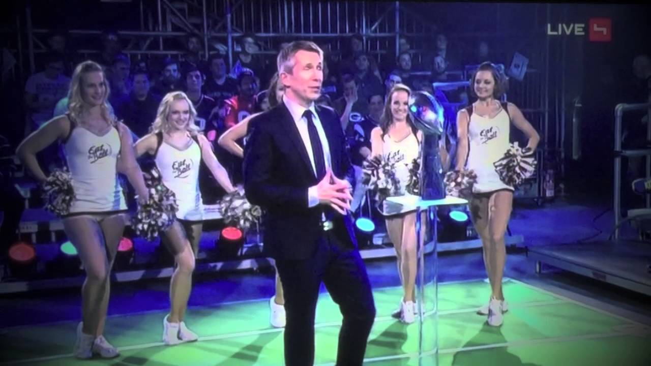 NFL Show Cheerleader