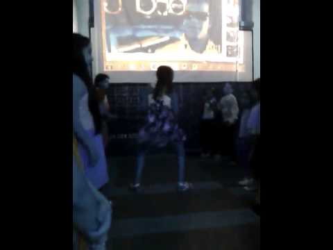 Niña baila menea tu chapa