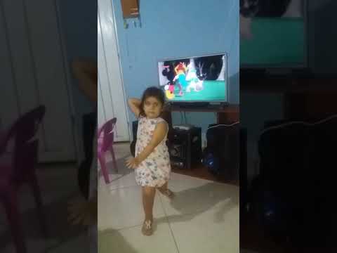 Niña bailando mueve el toto