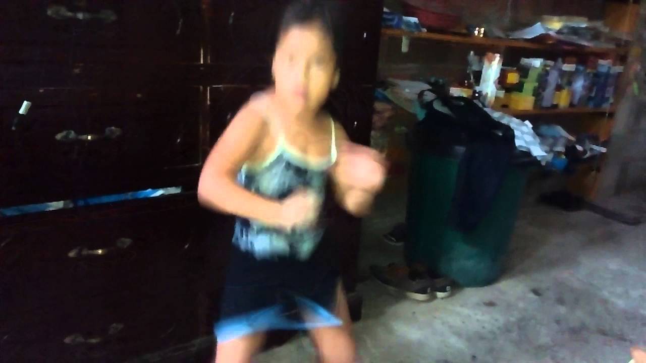 Niña de 5 años bailando(mueve el toto)