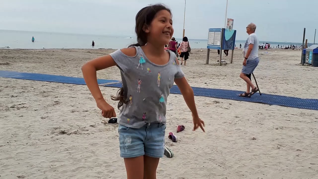 Niña Salvadoreña Bailando Reggaeton En La Playa