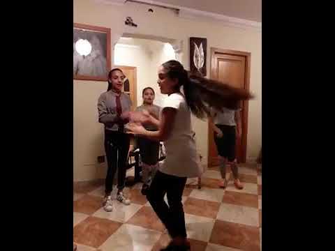 niñas gitanas cantando y bailando