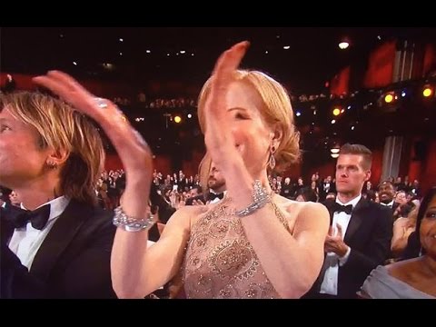 Nicole Kidman doesn't know how to clap?