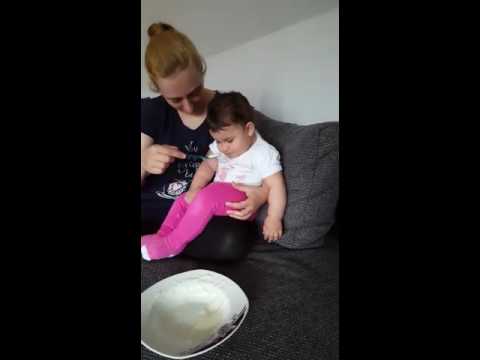 Nilsu Koc yerken uyuyor