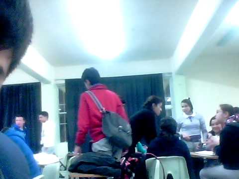 Niño acosando a su maestra
