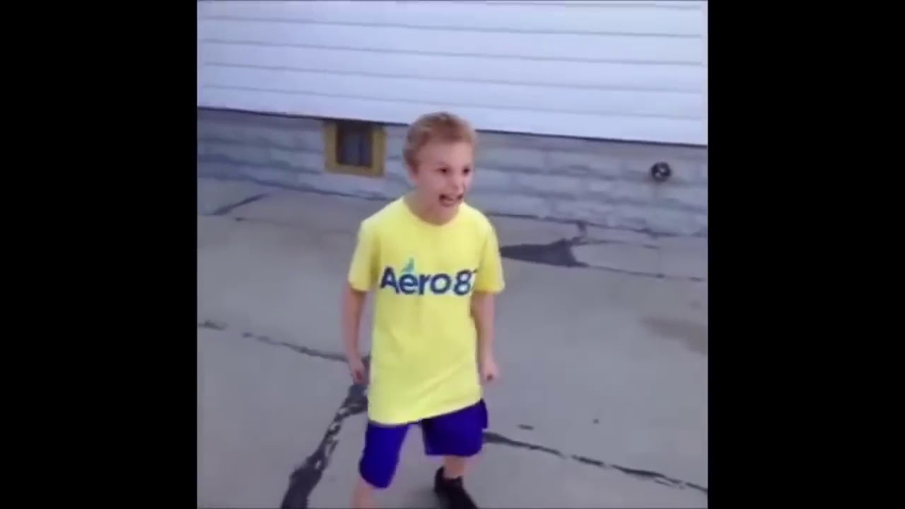 Niño gritando IAAAA (Meme)