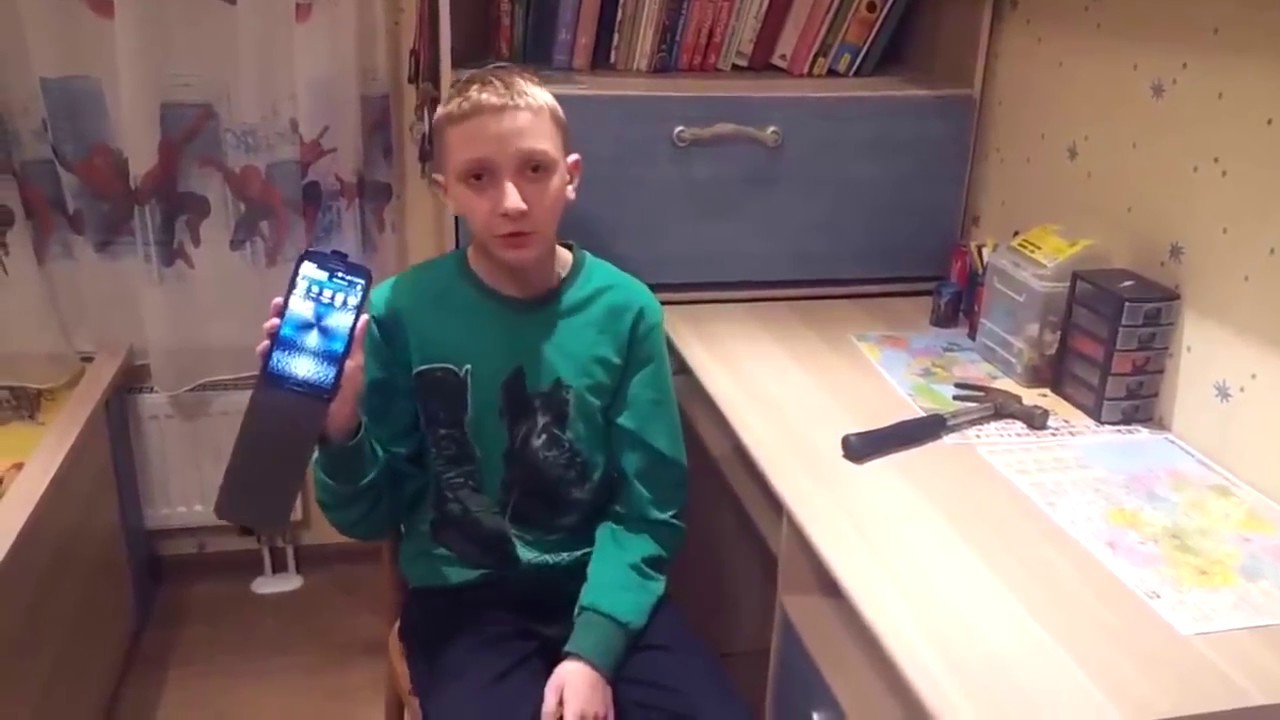 Niño imbecil rompe su celular con un martillo