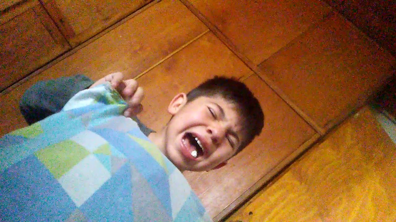 Niño llora por un celular 👍😀
