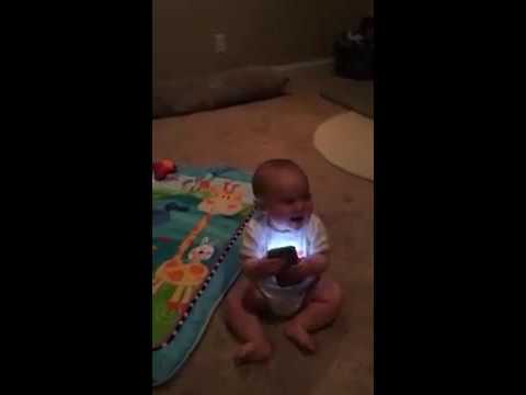 Niño q llora al quitarle su celular  mira y diviertete