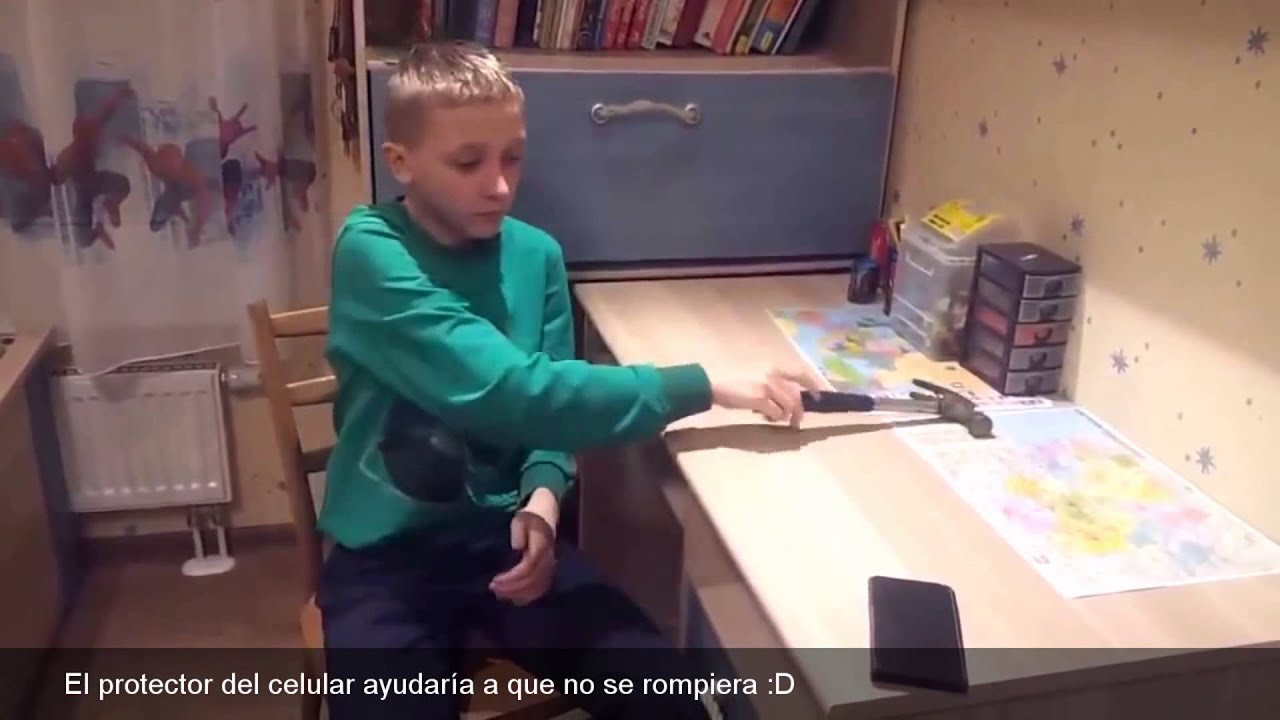 Niño rompe su celular por error / A