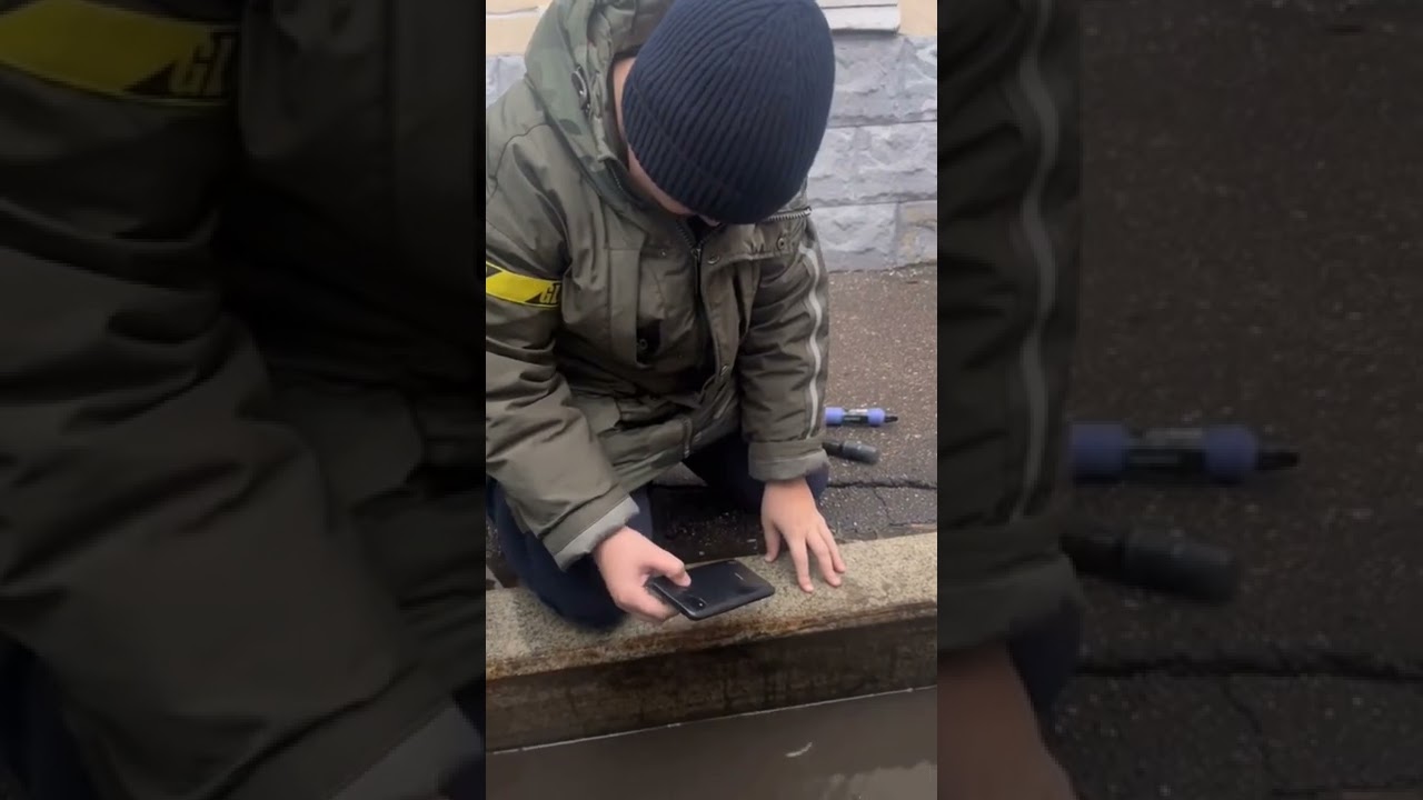 Niño ruso llorando por su celular