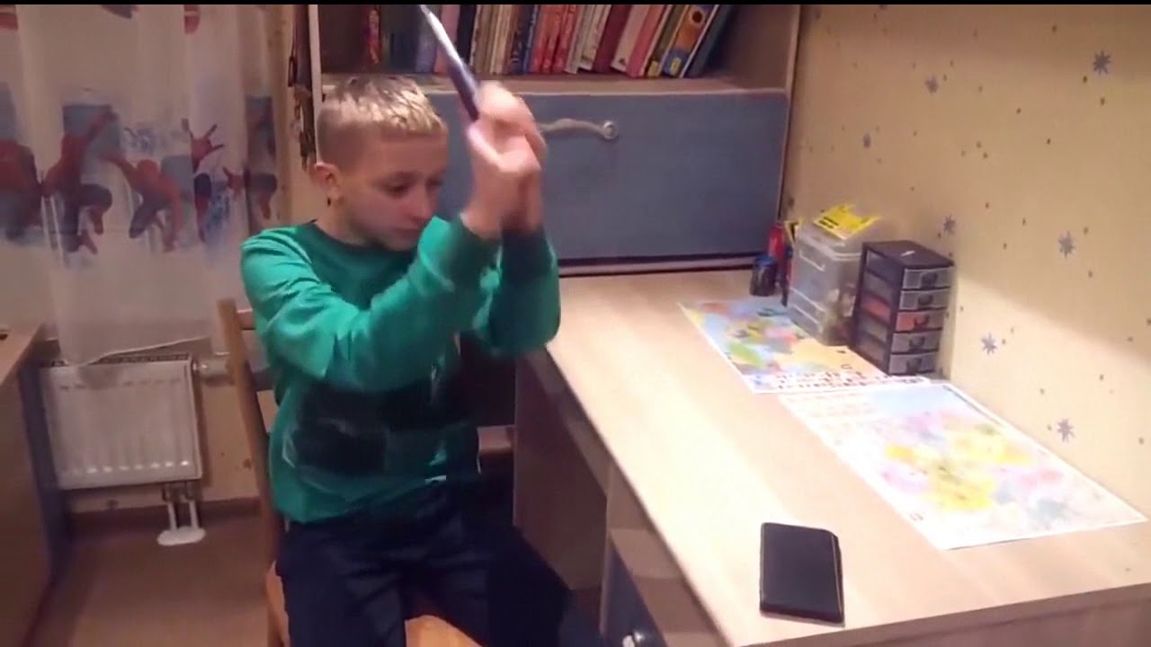 Niño ruso rompe su movil y pasa esto