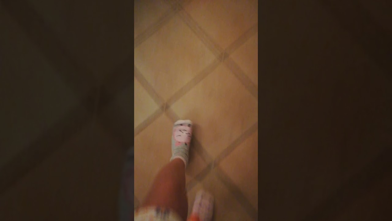 Nipotina gioca con il telefono e riprende la zia nuda 😱😱