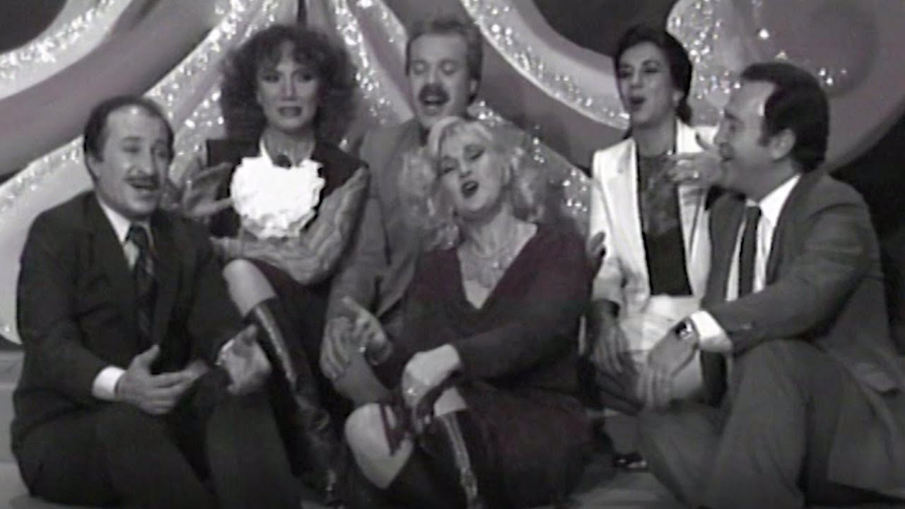 Ünlüler Korosu - Beyoğlu'nda Gezersin (1981) | TRT Arşiv