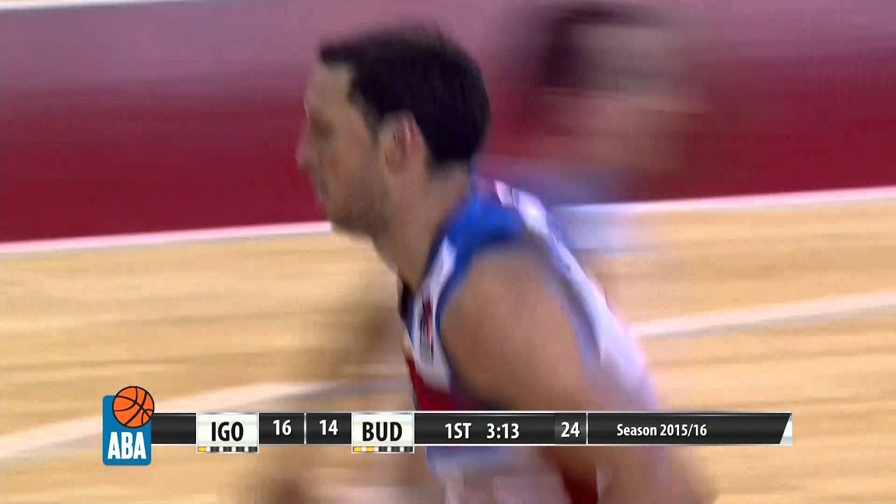 No defense (literally) for Ivan Radenović, who finishes with a strong dunk