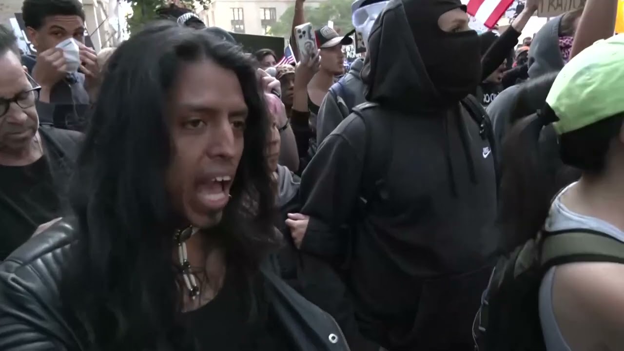 'No Kings' protest in Chicago: Protesters and cops exchange words in downtown Chicago