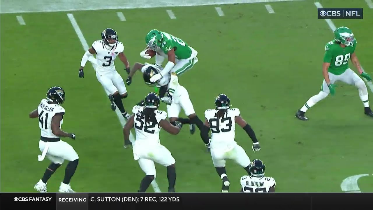 No-look hurdle! Saquon Barkley dazzles broadcasters with his back turned to defense