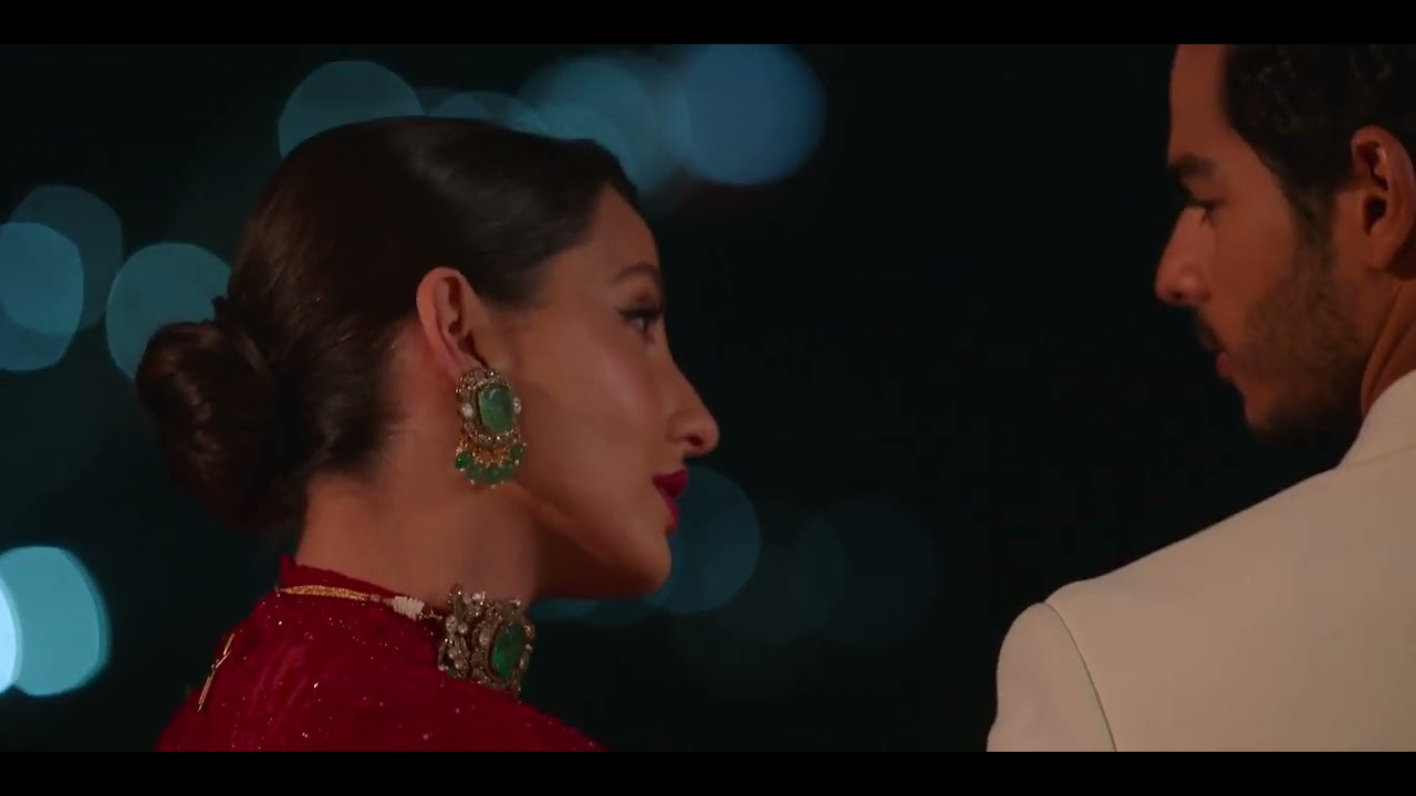 Nora Fatehi kiss Ishaan Khatter ,royal webseries #norafatehi #ishaankhatter #noraftehi #royal