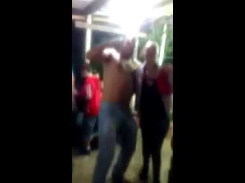 Novinha bebada dá show e fica pelada