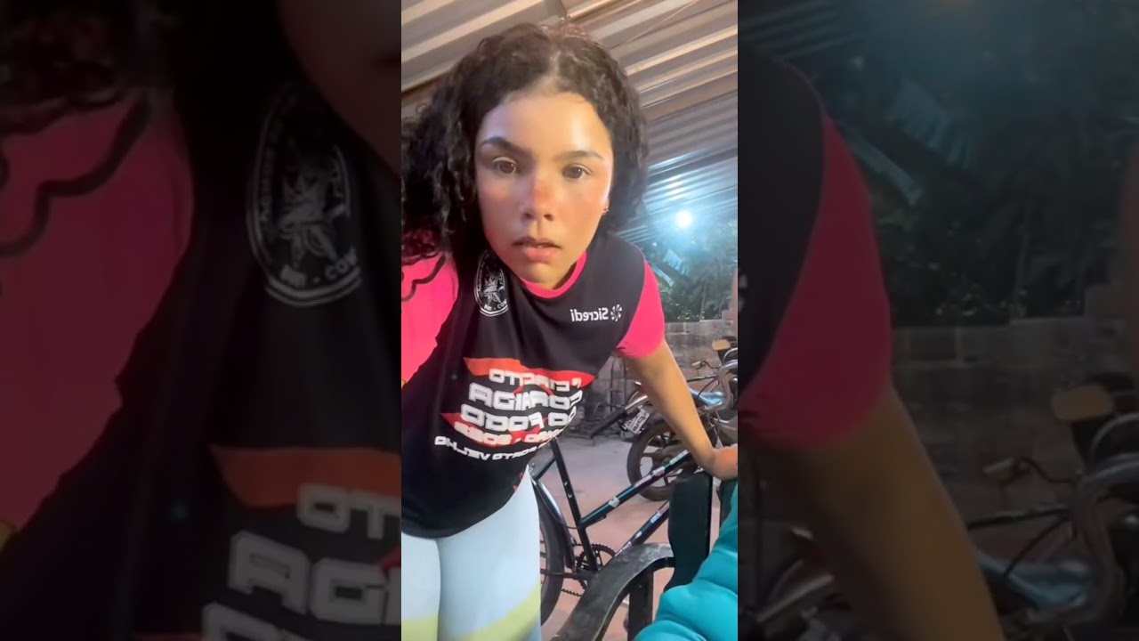 Novinha Cacheada Gostosa fazendo Live com sua mãe