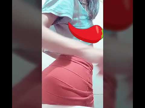 novinha de sainha curta mostra a calcinha