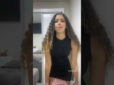 Novinha Mostrando a Calcinha