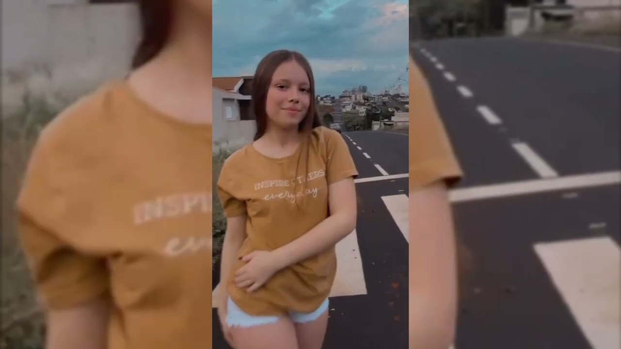 Novinha Rebolando de Shortinho Socado