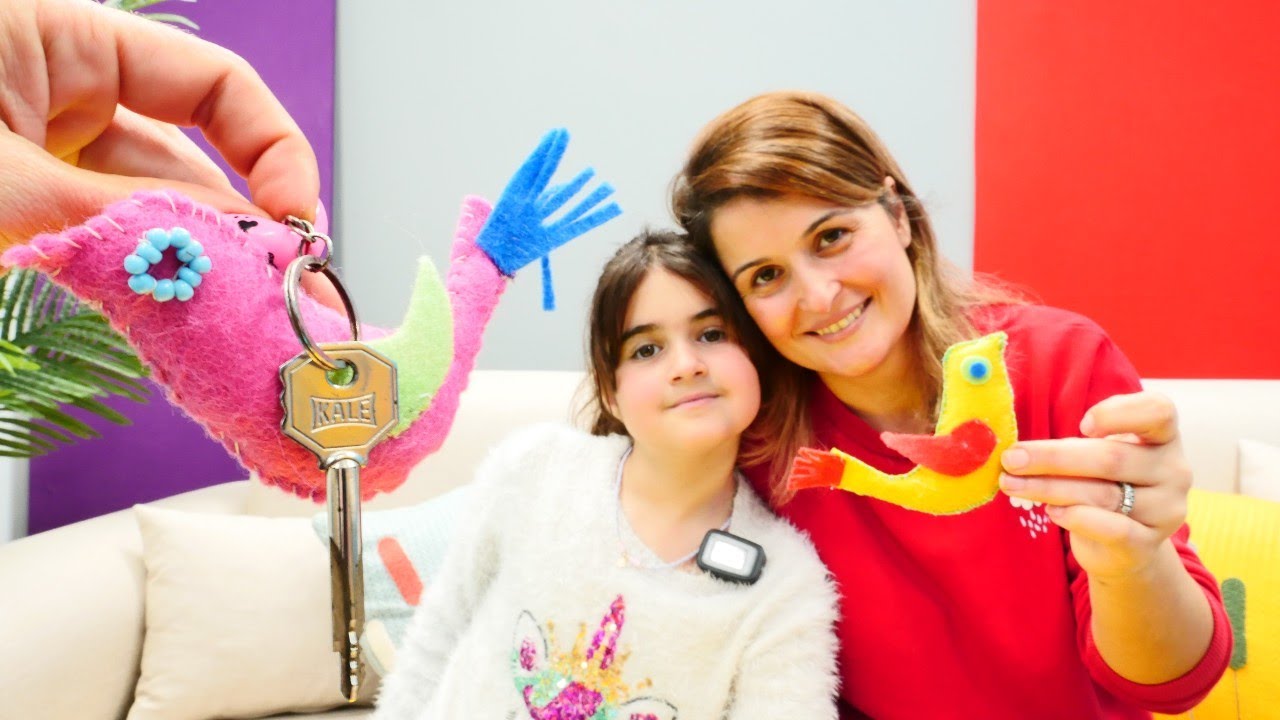 Okul öncesi eğlenceli etkinlik. Banu ve Mina karışan anahtarlar için keçeden anahtarlık yapıyor