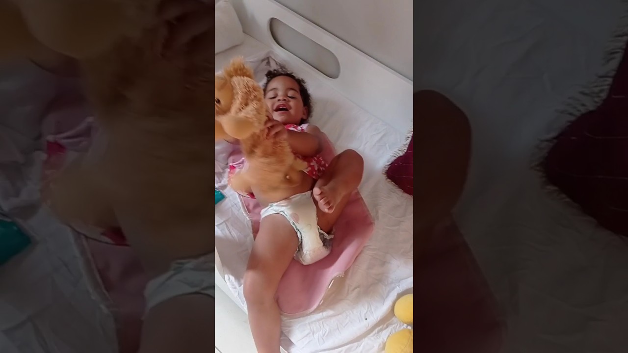 olha quanto coco 💩 tem na fralda 😮😮 Maria Fernanda criança de 2 anos