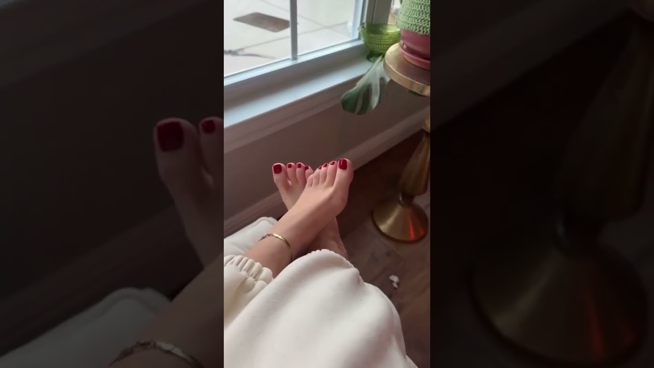Ooh la la ❣️✨ 🌹 #feet #pedicure #toes #footnails #redtoes #barefoot #feetfetish #footmodel