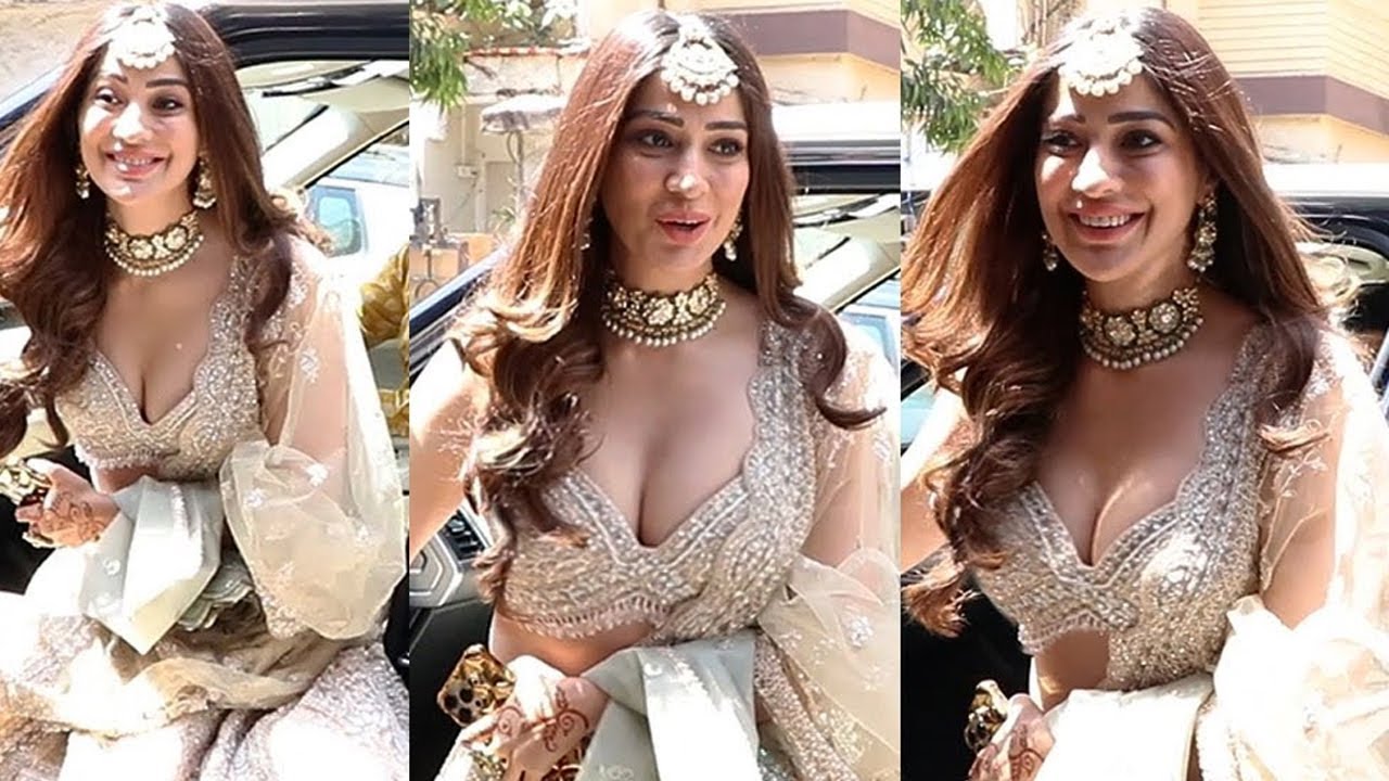 OOPS.. Its Suddenly Came Out 😱🤪 Laxmi Raai Flaunts Her HUge Cleavage While Coming Out Of Car || BM