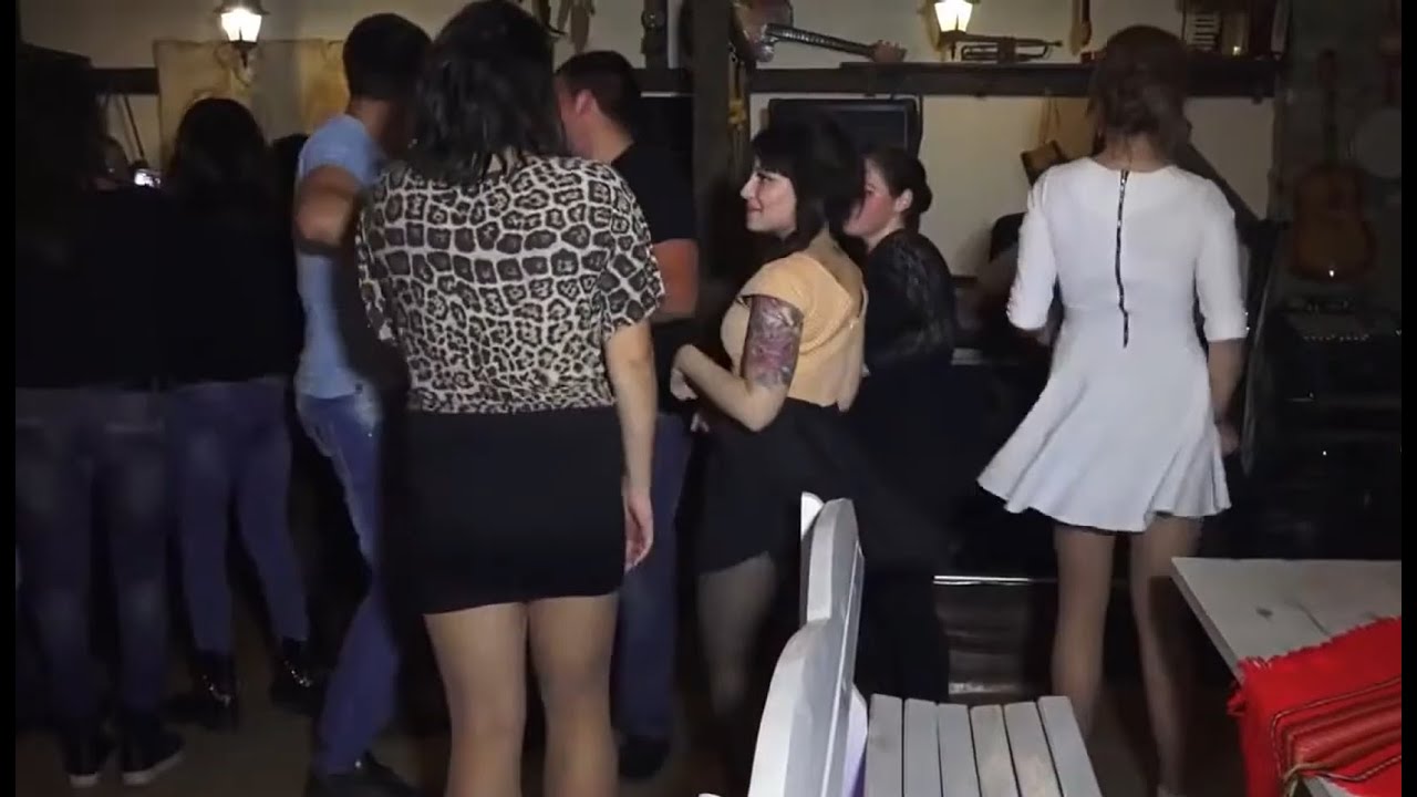 ORTAM KIZLARI KUCAK DANSI YAPIYOR