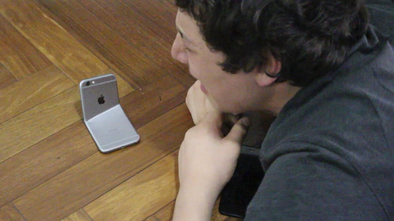 Pai quebra iPhone e menino faz escândalo!