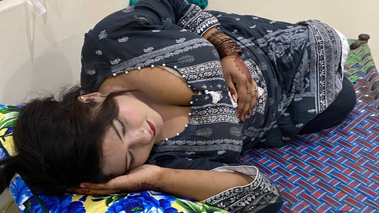 Pakistani Desi Aunty Sleeping in Home Lawn | Village Girl Daily Routine Work Vlog | Pakfamilyvlog