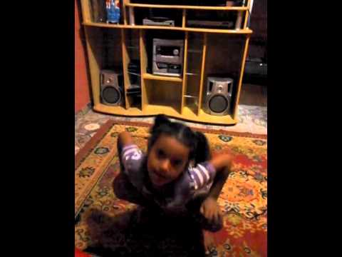 Paola dançando Pararatibum