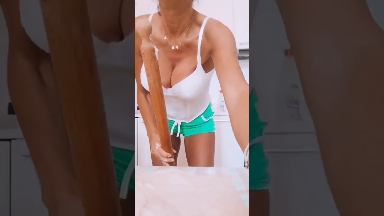 Paola Mercurio  - Tettona in cucina