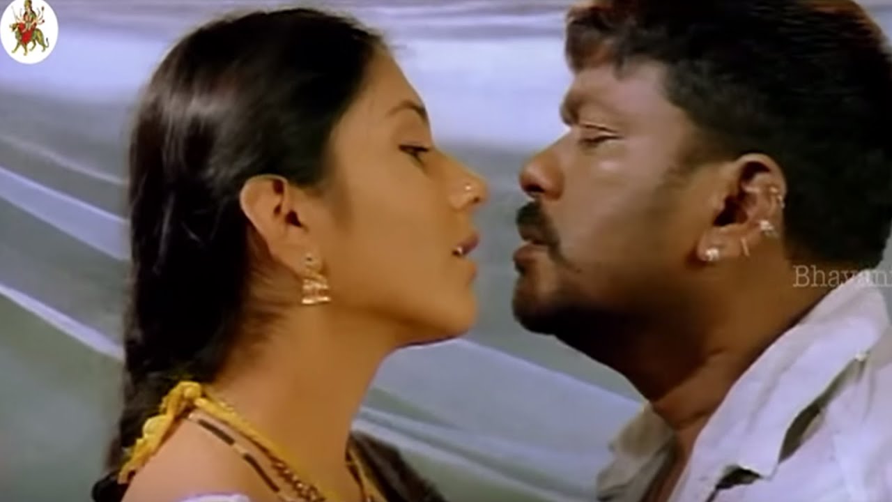 Parthiepan Gives A Deep Lip Lock Kiss To Namitha || Simhamukhi Movie Scenes