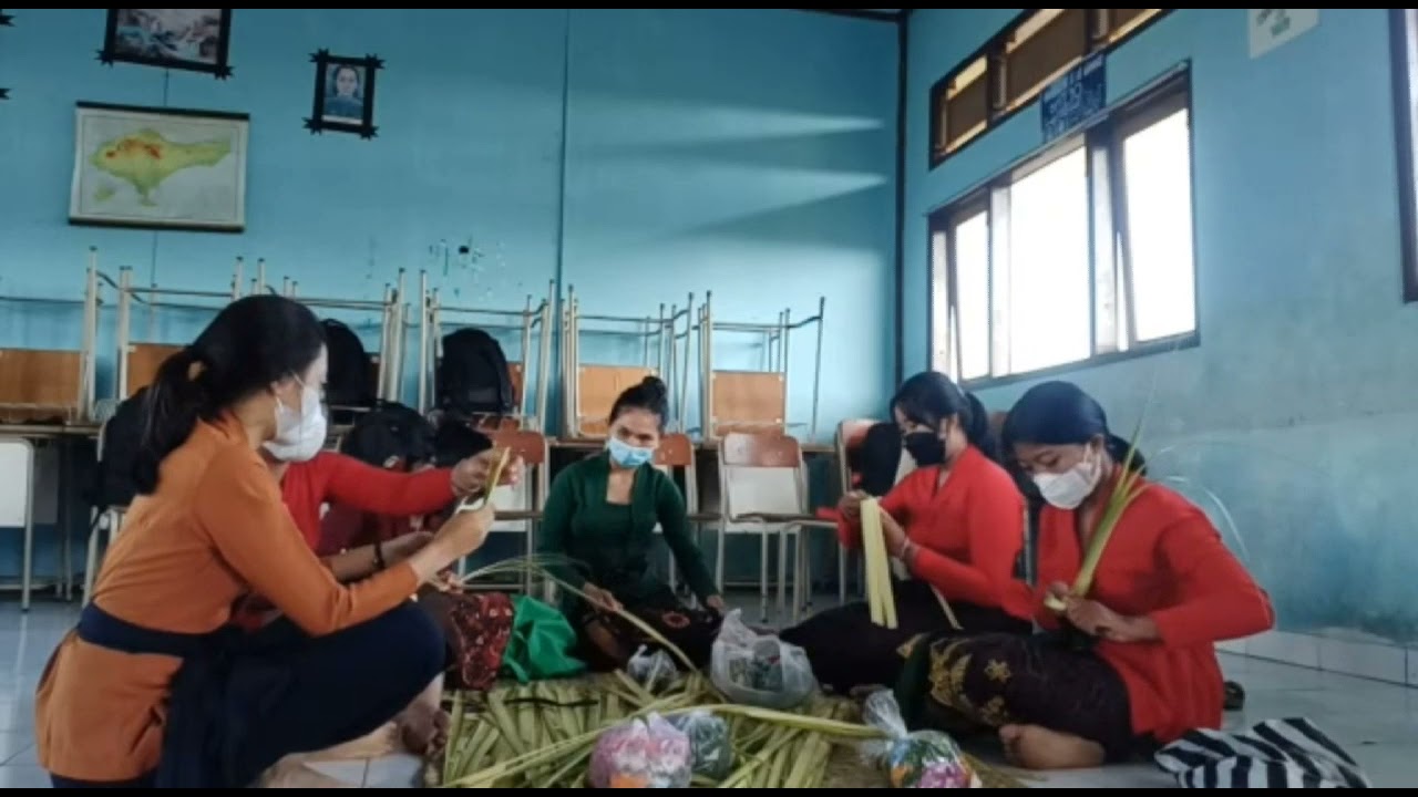 Pembuatan Klatkat dan Canang Prani
