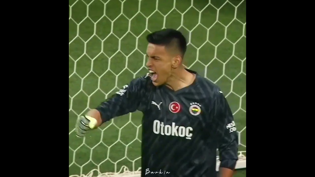 penaltıyı kurtardıktan sonra İrfan Can Eğribayat rakibe güzel dileklerini iletiyor..