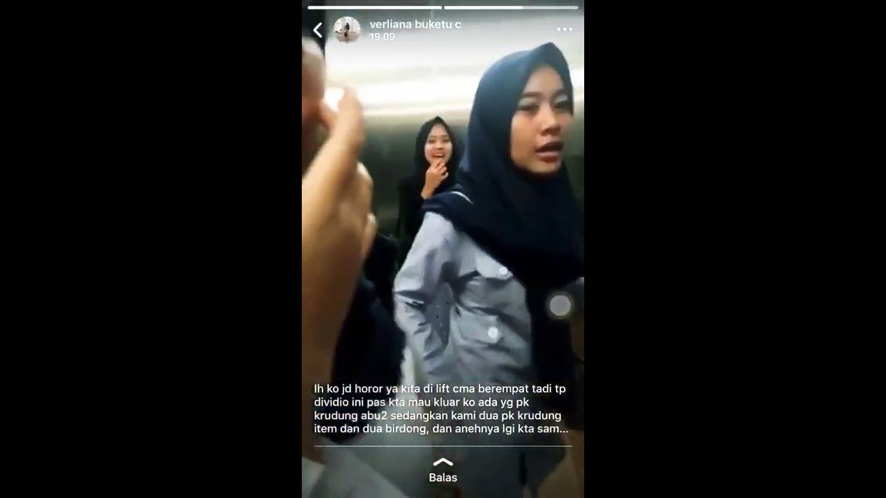Penampakan cewe berkerudung abu