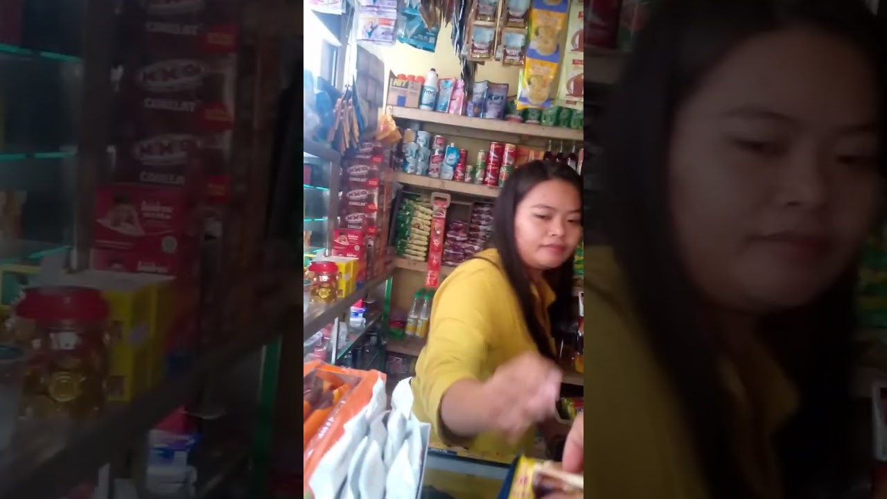 penjaga warung Tante montok
