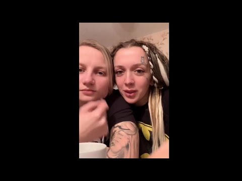 Periscope - Girls kissing while streaming