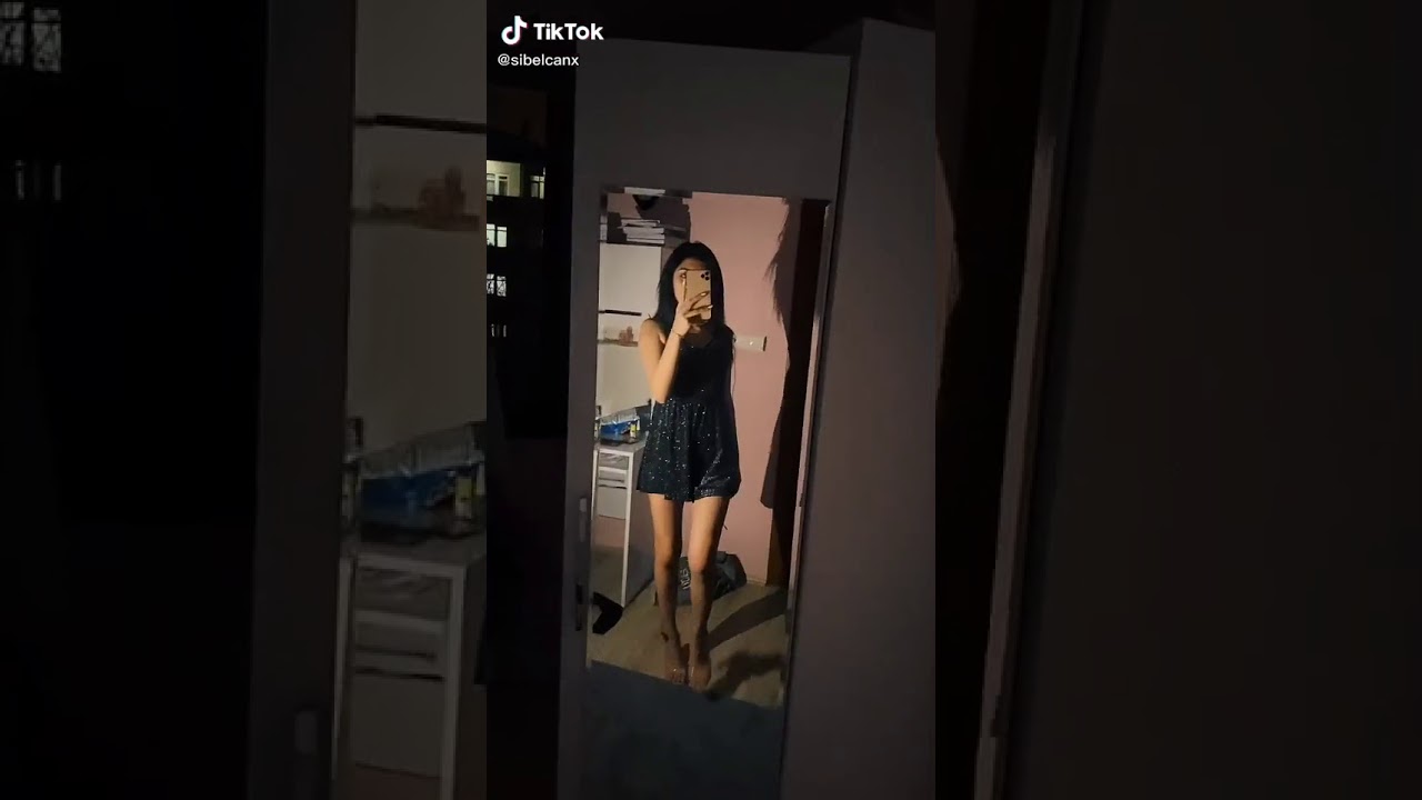 Periscope mini etekli kız twerk Show yapıyor