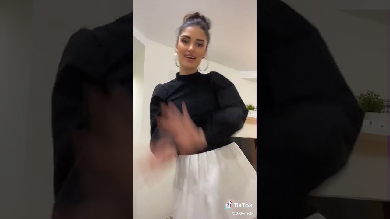 Periscope mini etekli kız twerk Show yapıyor