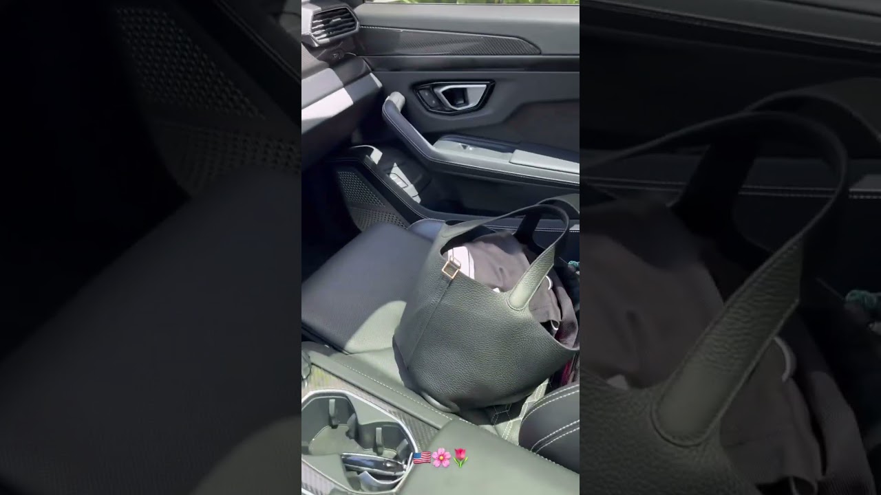 Pies de Wanda Nara  en un auto