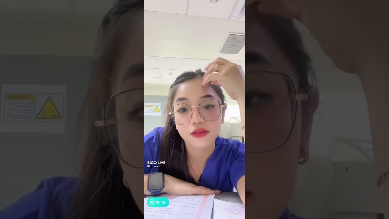 Pinay Works in Her Office on Bigo Live