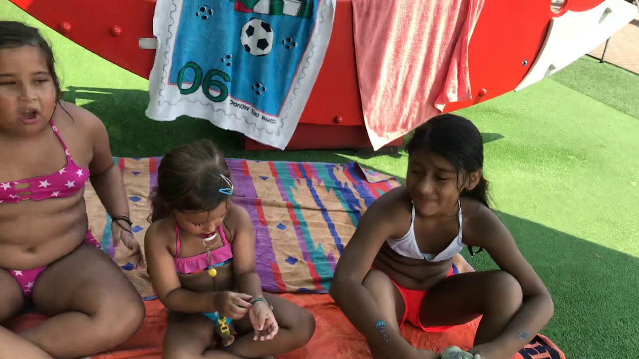 Piscina con la mia sorellina e la mia amica
