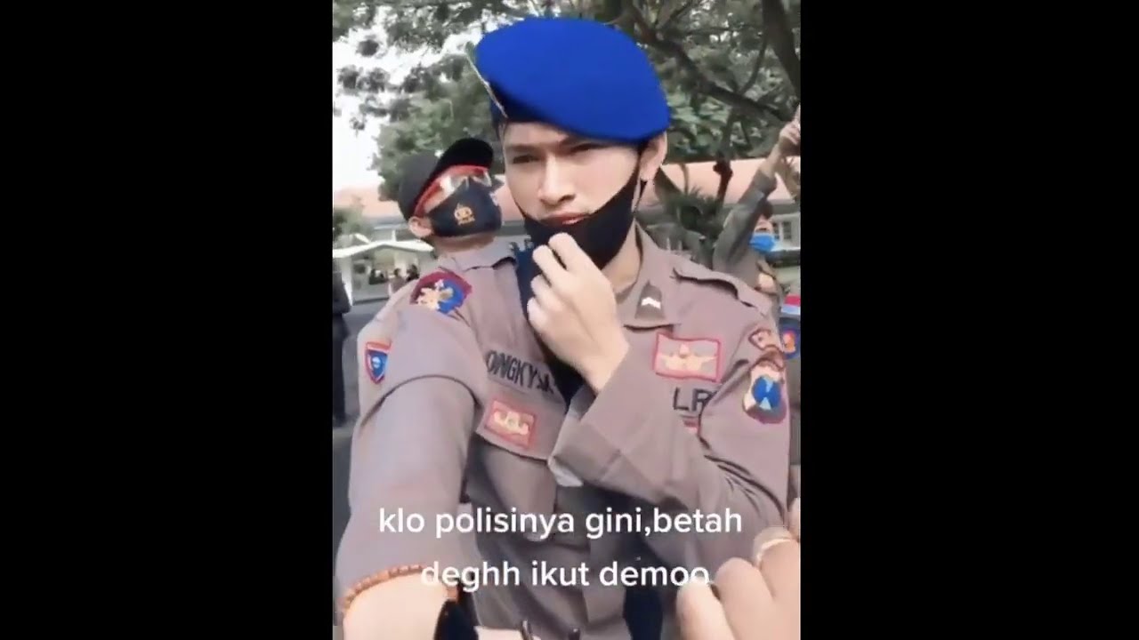 POLISI GANTENG DEMO OMNIBUSLAW UU CIPTA KERJA