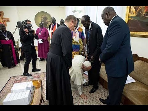 Pope Francis kisses feet of rival South Sudan leaders